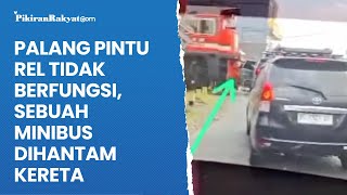 Palang Pintu Rel Tidak Berfungsi Sebuah Minibus Dihantam Kereta [upl. by Annayak]