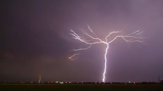 Instants dorages  Coup de foudre ascendant sur parc éolien  03  Upward lightning windfarm [upl. by Ecirual]