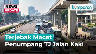 Kejebak Macet Imbas KTT ASEAN Penumpang TJ sampai Turun amp Jalan Kaki [upl. by Galasyn]