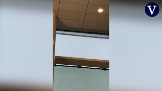 Las fuertes lluvias inundan el interior del aeropuerto de Barcelona [upl. by Nylkaj25]