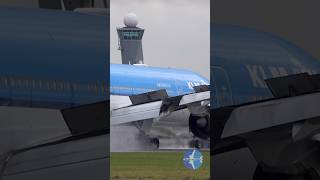 Skilled pilots crabbing in wind and landing on the wet runway  Amsterdam Schiphol Airport [upl. by Gile]