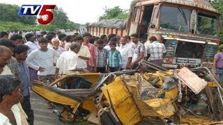 road accident  4 injuredHYD Lb Nagar lorry and auto dee in LB Nagar  TV5 News [upl. by Dotty]