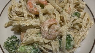 Fetuccini Alfredo con camarones y pollo [upl. by Etom]