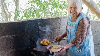 Pozole Rojo de Puerco Así se Cocina en el Rancho [upl. by Oirifrop873]