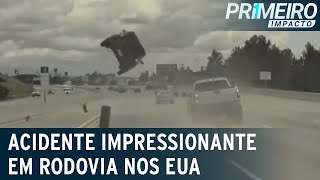 Roda de caminhonete se solta atinge carro que capota em rodovia  Primeiro Impacto 280323 [upl. by Hannis236]