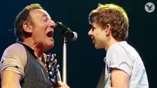 Bruce Springsteen brings young fan up onstage to perform Growin Up with him [upl. by Dumah]