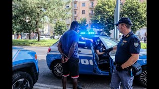 Piazza Bengasi quotcapolineaquot della droga blitz della polizia nel quartier generale dello spaccio [upl. by Eenwahs677]