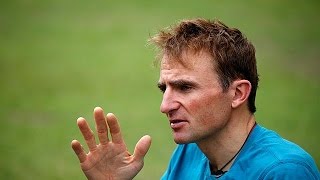 Extrembergsteiger Ueli Steck stürzt im Himalaja in den Tod [upl. by Anoek]