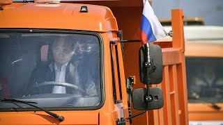 Poutine en camionneur  Il inaugure un nouveau pont entre Russie et Crimée [upl. by Chapa]