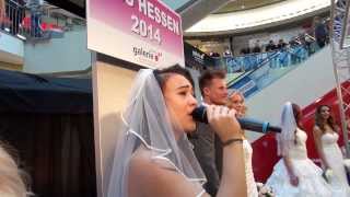 Viviana Grisafi singt live im Brautkleid quotPeople help the Peoplequot  sensationell [upl. by Dever]