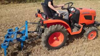 Micro tracteur Kubota B1220 vidéo déchaumage [upl. by Enilatan470]