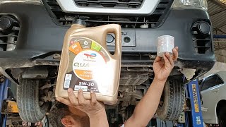 How to change Engine Oil Nissan Urvan mechanic Nissan Urvan Engine Oil change [upl. by Atrebor381]