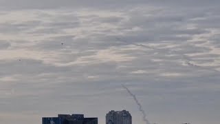 Il momento in cui la contraerea ucraina intercetta un missile russo sopra Kiev [upl. by Noivax21]