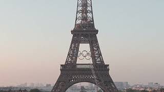 Paris 2024 la Tour Eiffel se pare des anneaux olympiques  AFP Images [upl. by Means388]