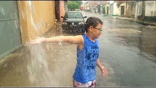 PRIMEIRO BANHO DE CHUVA NA RUA [upl. by Chew]