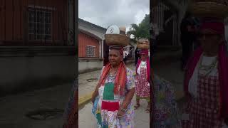 Las abuelas bailan muy alegres son salvadoreñas [upl. by Asalocin]