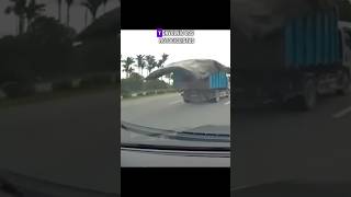 Accidente en Autopista Lona Suelta Envuelve a Motociclistas en Pleno Tráfico” viralvideo [upl. by Hazelton]