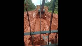 Wheel excavator helps push Hino 500 on muddy roads wheelexcavator trucks truckhino500 damtruck [upl. by Nnaid133]