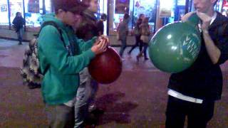 Inflando globos hasta reventar LONDON 11 [upl. by Tterag150]