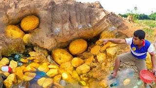 wow wow Amazing the most expensive discovered goldGold nugget found over mountain treasure [upl. by Charteris963]