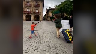 Un niño dispara al muñeco de un guardia civil en unas fiestas en el País Vasco [upl. by Greggs]