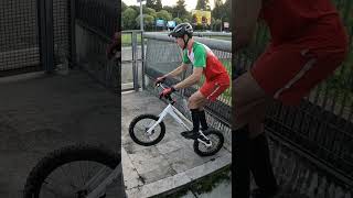 Vittorio Brumotti mette alla prova il campione Italiano di Bike Trial freestyle streettrial [upl. by Peirce]