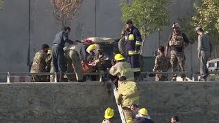 Al menos 24 muertos en doble atentado suicida en Kabul [upl. by Enniroc812]