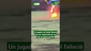 Un futbolista peruano muere y otro queda herido al ser impactados por un rayo en pleno partido [upl. by Modern675]