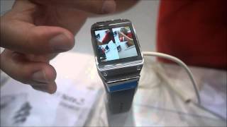 【CEATEC 2013】NTTドコモ、スマートウォッチ「GALAXY Gear」を参考出展 [upl. by Kaye]