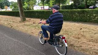 Veilig blijven fietsen als op en afstappen moeilijk wordt Oefenen op een fiets met lager zadel [upl. by Airdnat]