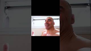 Lhomme voulait prendre une douche et est finalement devenu un avatar [upl. by Nahsed692]