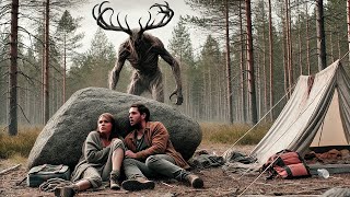 Un couple part camper mais est attaqué et chassé par un monstre de la forêt I film résumé [upl. by Ennirok850]