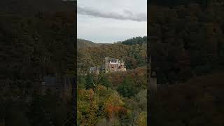 Burg Eltz in der nähe der Mosel jedoch inmitten von Hügeln und Wald [upl. by Ellehcan]