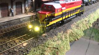 Demonstração da Locomotiva Sd40 Intermountain com Dcc e Som escala HO [upl. by Rosenfeld]