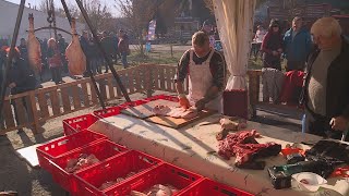 Zabíjačkové hody priniesli tradičnú slovenskú kultúru do mestského prostredia [upl. by Einuj]