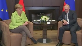 Zu Gast bei Wladimir Putin Angela Merkel spricht von intensivem Treffen [upl. by Alysa]