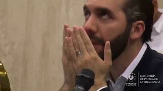 Nayib Bukele LLORA Y DICE QUE DIOS LE HABLÓ  Reza sentado en la silla del PRESIDENTE DEL CONGRESO [upl. by Ennairek]