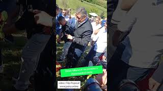 Predsjednik Zoran Milanović se porezao u Diplomatskoj berbi u Jastrebarskom ✂️🍇 [upl. by Nailliw]