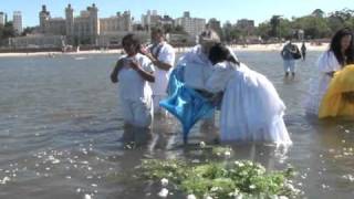 Culto a Yemanjá atrae a fieles y curiosos en Uruguay [upl. by Inobe690]