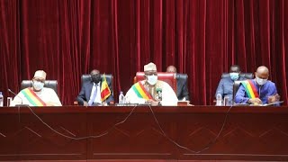 Mali  la junte militaire au pouvoir pendant 5 ans [upl. by Ahsinhoj]