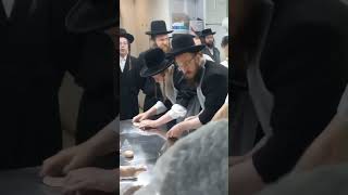 Modzitz Rebbe Baking Matza  Nissan 5784 [upl. by Tasha]