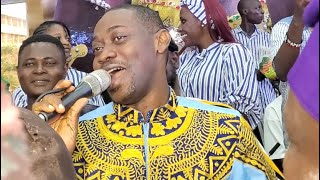 Who does it better between Lateef Adedimeji and Ayinla Omowura as he Performs his Song live on stage [upl. by Anirehtac773]