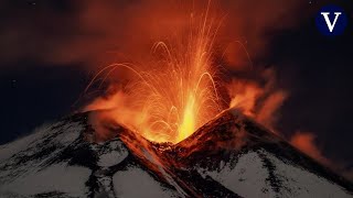 La impresionante erupción del Etna lava y cenizas sobre la nieve [upl. by Kcirtap]