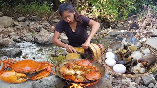 Big crabs curry spicy delicious with duck eggs for dinner  Survival cooking in forest [upl. by Narad]