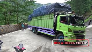 NEEEE BEDANYA TRUCK 6x2 dan 6x4 SAAT MELINTAS TANJAKAN SITINJAU LAUIK [upl. by Trudi351]