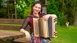 Claudia Hinker spielt den KAISER WIESN MARSCH auf ihrer Steirischen Harmonika [upl. by Fulbright640]