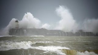 Tempestade Eunice atravessa a Europa Alerta vermelho no Reino Unido [upl. by Chadabe]