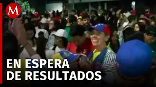 Cientos de personas se reúnen en la embajada de Venezuela a la espera de los resultados electorales [upl. by Meng657]