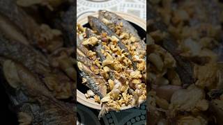 Fry fresh mackerel with garlic food cooking fish mackerel [upl. by Asenaj]