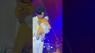 когда солнышко тянется к солнцу☀️ dears dimash live singer димаш concert music performance [upl. by Gentille]